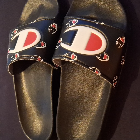 NWOT !!!Champion Black and Red Slide Sandals with Iconic Logo Boys Size 3 - Picture 2 of 5
